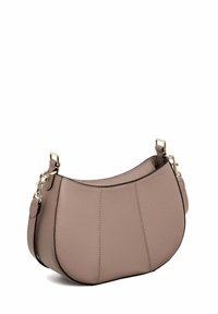 Borsa in pelle di un morbido beige con una forma arrotondata, caratterizzata da accenti neri a contrasto, hardware dorato e dettagli della cucitura visibili.