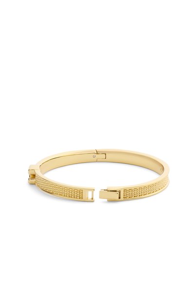 Bracelet jonc en métal couleur or avec surface texturée, présenté ouvert, mettant en évidence le mécanisme de fermeture sur fond blanc.