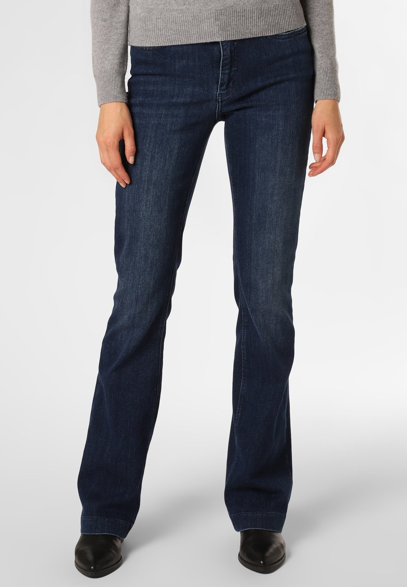 Pantalones vaqueros acampanados de color azul oscuro hechos de denim. Tienen una altura media y un diseño clásico de cinco bolsillos con detalles de costura sutiles.