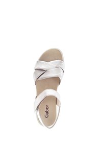 Světle šedé sandály s křížovými pásky, hladkým koženým povrchem, polstrovanou stélkou a plochou gumovou podrážkou. Obsahují značku Gabor.