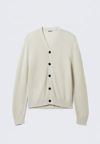 Cardigan beige avec un col V, des manches longues et des boutons noirs sur le devant. Texture en maille, style ajusté, tissu lisse. Étiquette de la marque visible.