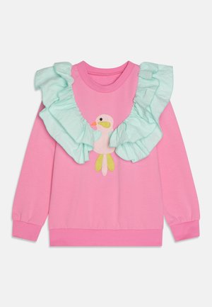 Sudadera rosa con una textura suave, un gran volante en verde menta y un diseño bordado de un pájaro con detalles amarillos en el pecho.
