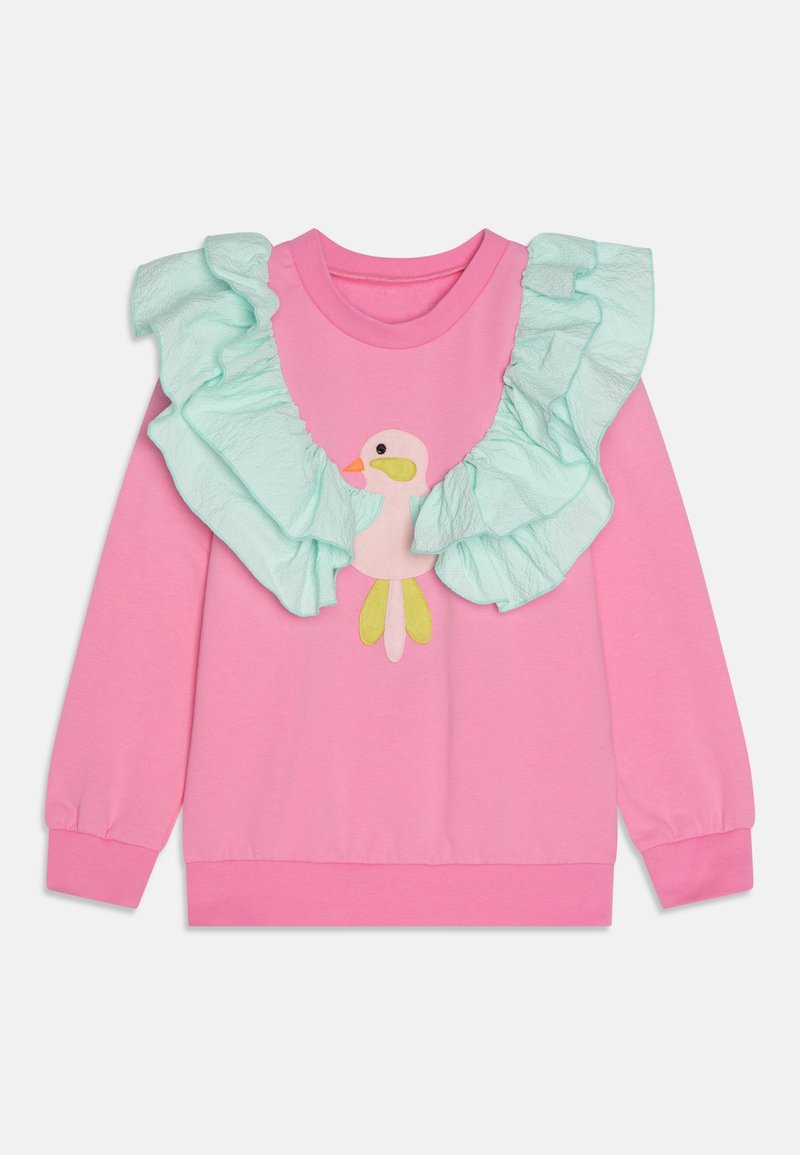 Sweat-shirt rose avec une texture douce, un grand volant vert menthe et un motif brodé d'oiseau avec des accents jaunes sur la poitrine.