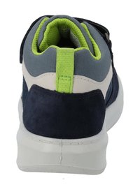 Donkerblauwe suède en mesh sneaker met een grijze en witte basis. Heeft een groene accent aan de hiel en een klittenbandsluiter.