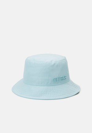 Chapeau seau bleu clair avec logo "GUESS" cousu sur le côté, doté d'un large bord et d'une texture de tissu lisse.