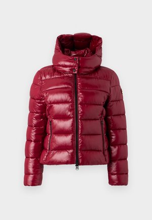 Piros steppelt dzseki magas gallérral és fényes felülettel. Elől cipzáros záródás és zsebek találhatók, bélelt varrás és logó részlet a mangaszalagon.