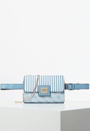 Blauw-wit gestreepte en met patronen bedrukte Guess heuptas met een gouden ketting en gesp, geplaatst op een wit oppervlak tegen een effen achtergrond.