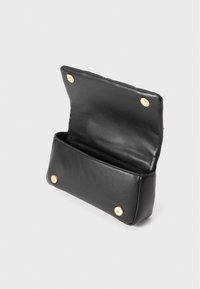 Melna ādas clutch soma ar atvērtu vāku, atklājot vienkāršu interjeri un zeltainus magnētiskus aizdare uz priekšpuses un vāka.