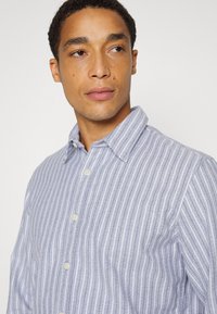 Selected Homme SLHSLIMPUMP SHIRT STRIPES - Camisa formal - oyster gray