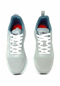 Sneakers in rete grigio con lacci bianchi, colletto imbottito e dettagli rossi all'interno. Presentano un design testurizzato e suole in gomma bianca robuste.