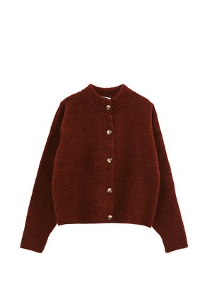 Cardigan bordeaux tricoté avec un col rond, une fermeture boutonnée à l'avant ornée de boutons dorés, et des manches longues. Tissu doux et texturé.