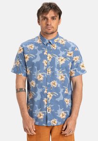 Korte mouw knoopsluiting shirt in het blauw met een bloemenpatroon. Bevat een borstzak, kraag en een lichtgewicht stof met een zachte textuur.