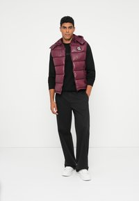 KARL LAGERFELD HOODED VEST - Strukirani kaput - merlot