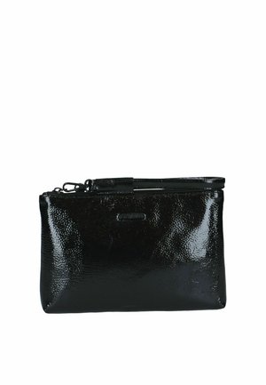 Bolso de muñeca negro, brillante y texturizado, con cremallera superior y una correa corta para la muñeca.