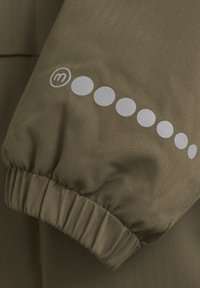 Olijfgroene jasje manchet met rechtlijnige textuur, met een gathered elastische zoom en een contrasterend zilveren logo met cirkelvormige accenten.