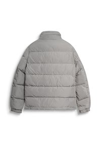 Svijetlosiva quilted puffer jakna s horizontalnim šavovima, elastičnim manžetama i stojećim ovratnikom, prikazana odostraga na bijeloj pozadini.