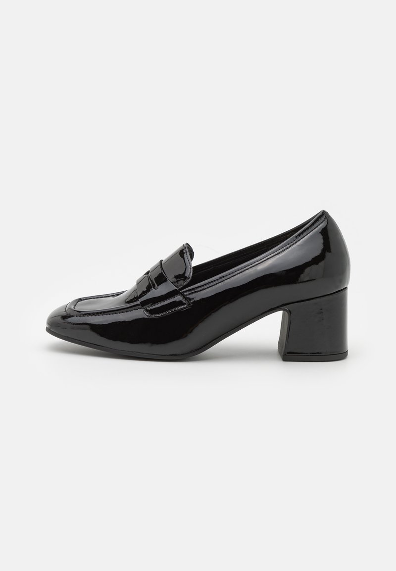 Chaussures à talon carré en cuir verni noir avec un bout pointu et une bride décorative sur le dessus. Texture lisse et finition brillante.