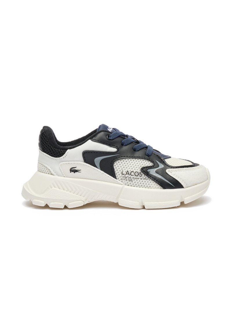 Les baskets Lacoste présentent une tige en mesh et synthétique blanche, noire et marine. Semelle épaisse avec des accents texturés et lacets bleus.