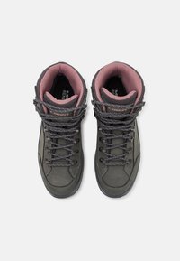 Paire de bottes de randonnée gris foncé avec des cols rembourrés roses et des lacets noirs passés dans des œillets métalliques, vue de dessus.