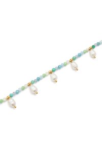 Kralenketting met blauwe en groene facetstenen, gouden accenten en hangende witte parels, gerangschikt in een afwisselend patroon.