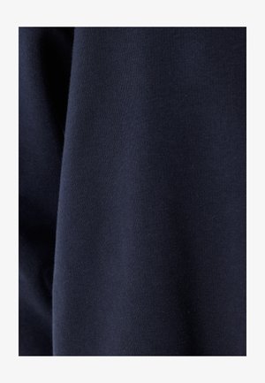 Marineblåt bomuldsstof, glat tekstur og ensartet overflade med let stræk. Ingen mønstre eller synlige sømme er til stede.