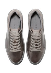 Šedé kožené tenisky s kulatou špičkou, stylovými tkaničkami a hladkým povrchem. Obsahují šedou stélku s embosovanou značkou a minimalistic design.