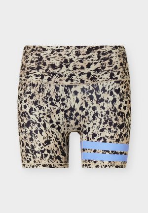 Pantaloni scurți biker cu talie înaltă, imprimeu leopard, cu două dungi orizontale albastre aproape de coapsa stângă pe un fundal neutru.