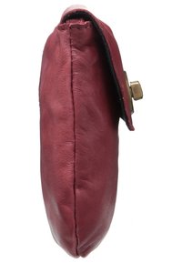 Burgundy läderclutch med en slät yta, rundade kanter och en metallknappslås på sidan. Kompakt och platt design.