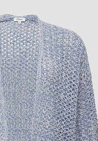 Leichte, offen gestrickte Strickjacke in Blau und Weiß. Sie bietet eine lockere Passform mit einem strukturierten Muster und einem einfachen, offenen Frontdesign.