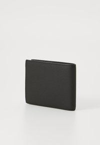 Portofel din piele neagră cu o finisare texturată, formă rectangulară și margini netede. Design minimalist, lipsit de echipamente externe sau accente.