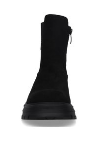 Schwarze Wildleder-Stiefelette mit seitlichem Reißverschluss, runder Zehenform und dicker schwarzer Gummisohle. Glatte Textur mit zurückhaltenden Designdetails.