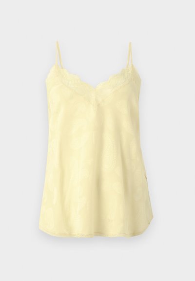 Κίτρινο σατέν καμιζόλ με λεπτές τιράντες και δαντέλα κατά μήκος του V-λαιμού, με διακριτικό μοτίβο παϊένσλι.