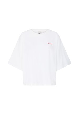 Weißes, übergroßes Kurzarmhemd mit Rundhalsausschnitt und kleinem roten "Out of Office"-Text auf der oberen linken Brust.