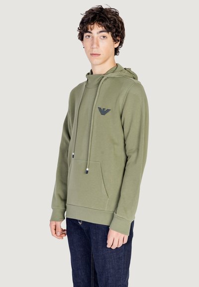 Sweat à capuche vert olive en mélange de coton, avec une poche kangourou, des cordons de serrage et un petit logo noir sur la poitrine.