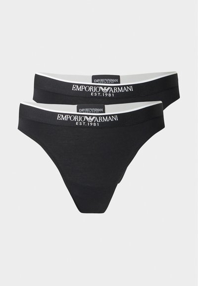 Δύο μαύρα ανδρικά εσώρουχα Emporio Armani με άσπρη μέση και κείμενο λογότυπου "EMPORIO ARMANI EST. 1981" στο κέντρο μπροστά.