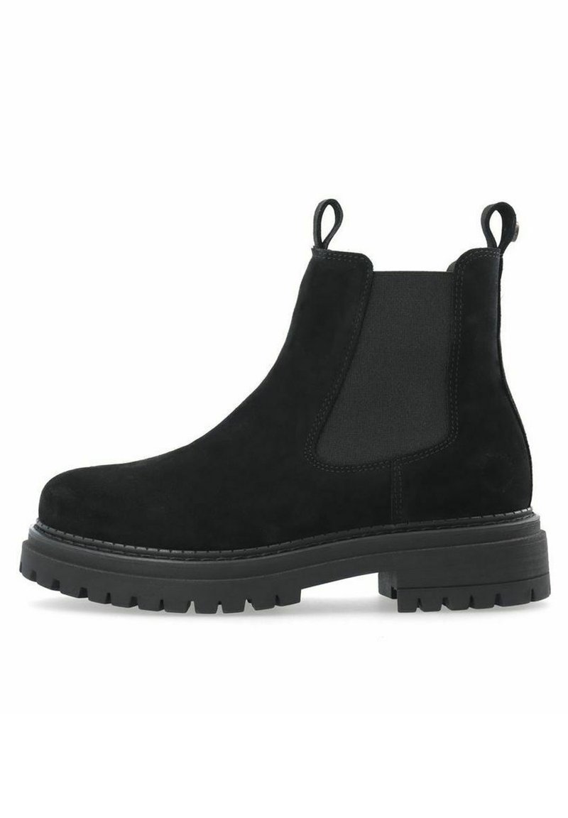 Zwarte suède Chelsea-boot met elastische zijkanten, ronde neus en een chunky zool met een profielpatroon voor grip.