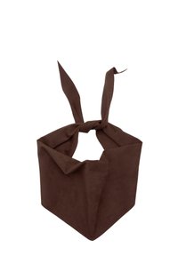 Brun imiteret suedescarf med en triangulær form, der har knyttede ender og en tekstureret overflade. Velegnet til forskellige stylingmuligheder.