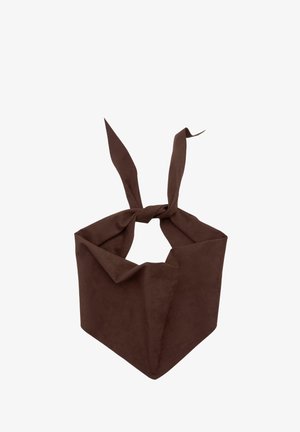 Scarf in faux suede marrone con forma triangolare, con estremità annodate e superficie testurizzata. Adatto per diverse opzioni di styling.