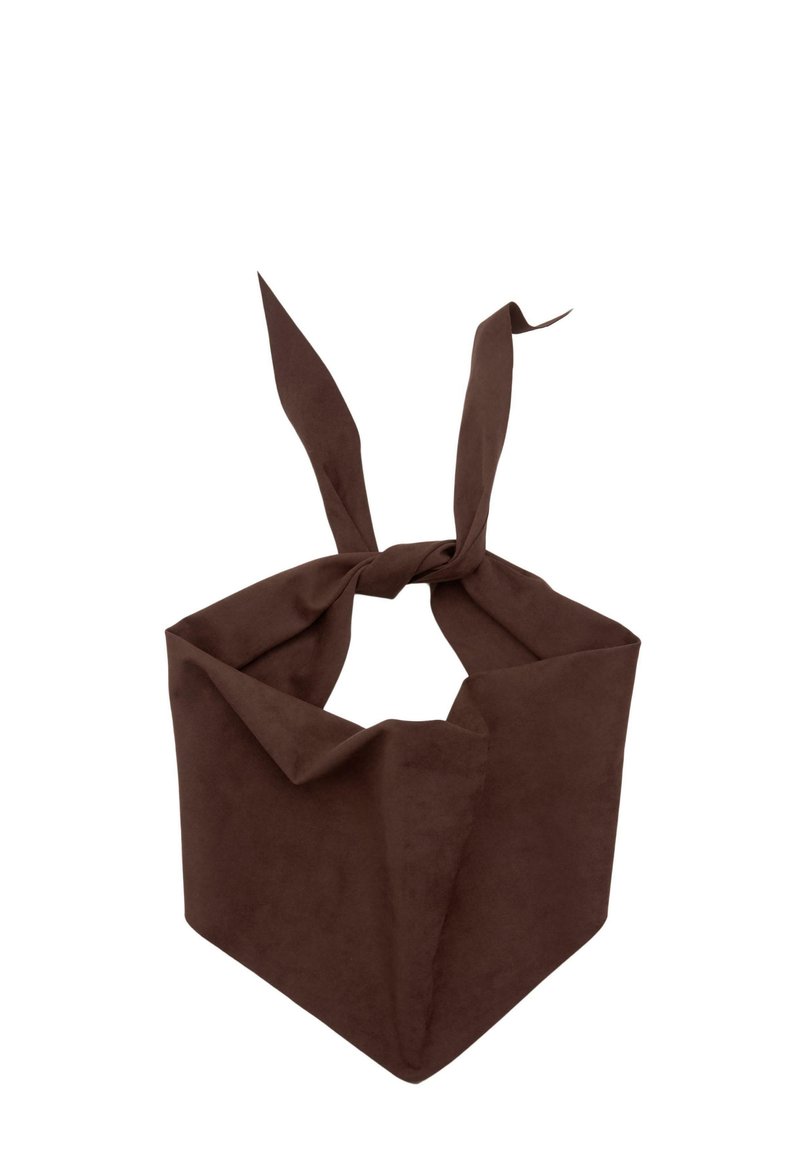 Brun imiteret suedescarf med en triangulær form, der har knyttede ender og en tekstureret overflade. Velegnet til forskellige stylingmuligheder.