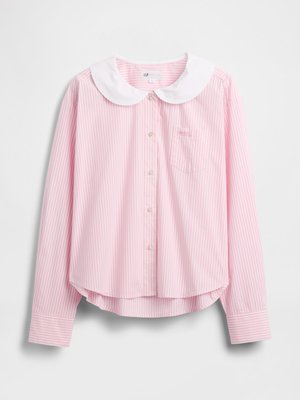 Camisa de manga longa riscada em rosa com colarinho branco, frente com botões e um bolso. Textura suave, bainha curva e ajuste descontraído.