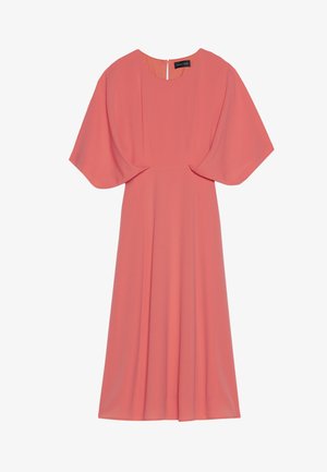 Korallklänning med korta, vida ärmar, rund halsringning och plisserad kjol. Tillverkad av lätt tyg med en mjuk textur.
