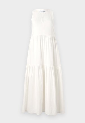 Abito maxi bianco senza maniche con un design a strati, caratterizzato da un dettaglio a chiave sul collo e una texture fluttuante e leggera.