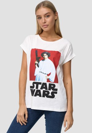 Hvid bomulds T-shirt med et rødt firkantet print af en karakter med mørkt hår, iført en hvid kjole, som holder en blaster. "STAR WARS" tekst nedenfor.