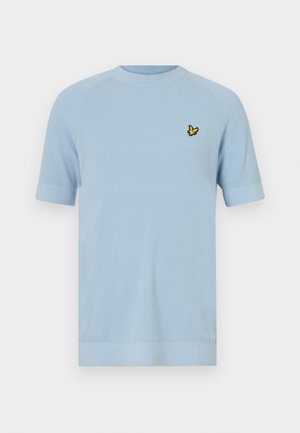 Himmelblaues, gestricktes T-Shirt mit kurzen Ärmeln, Rundhalsausschnitt und strukturiertem Stoff. Mit einem kleinen gelben Vogel-Logo auf der linken Brust.