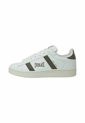 Sneaker bianca bassa con strisce grigie, logo Everlast, chiusura con lacci e suola in gomma, vista laterale su sfondo semplice.