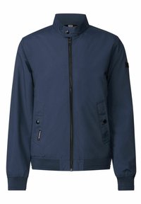 Chaqueta bomber de color azul marino con cuello alzado, cierre de cremallera y dos bolsillos frontales. Cuenta con puños y bajo acanalados. Textura de tela suave.