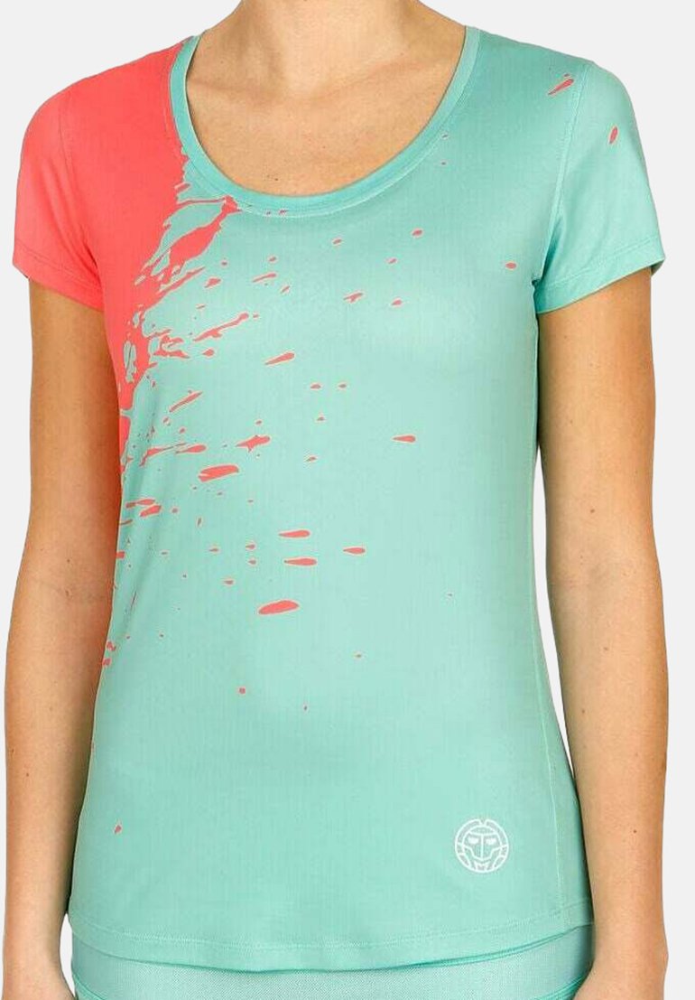 Camiseta de manga corta en azul aqua y coral con un cuello redondo, que presenta un estampado salpicado y un pequeño logo en el dobladillo inferior.