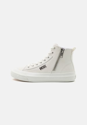 Witte hoge sneaker met zijrits, veters aan de voorkant, dikke zool en "DIESEL"-logo aan de buitenkant.