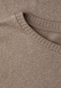Brauner Strickpullover mit geripptem Kragen, glatter Textur und einem weichen, leichten Stoff mit dezenten Farbverläufen.