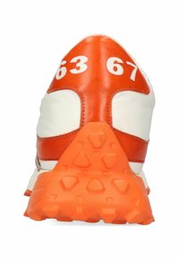 Sneaker mit einem weißen Körper und orangefarbenen Akzenten. Die strukturierte orangefarbene Sohle zeigt ein geometrisches Muster. Auf der Rückseite sind die Zahlen 63 und 67 abgebildet.